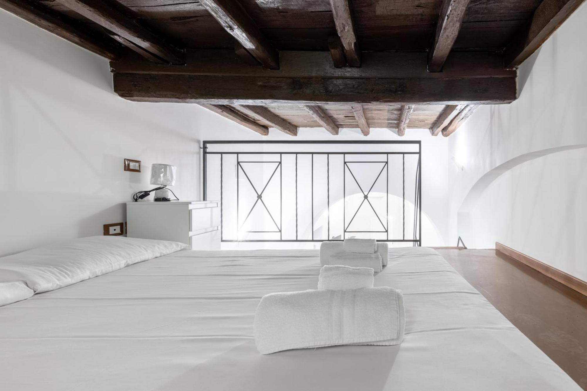 Lovely Studio Apartment - Capocci Рим Екстер'єр фото