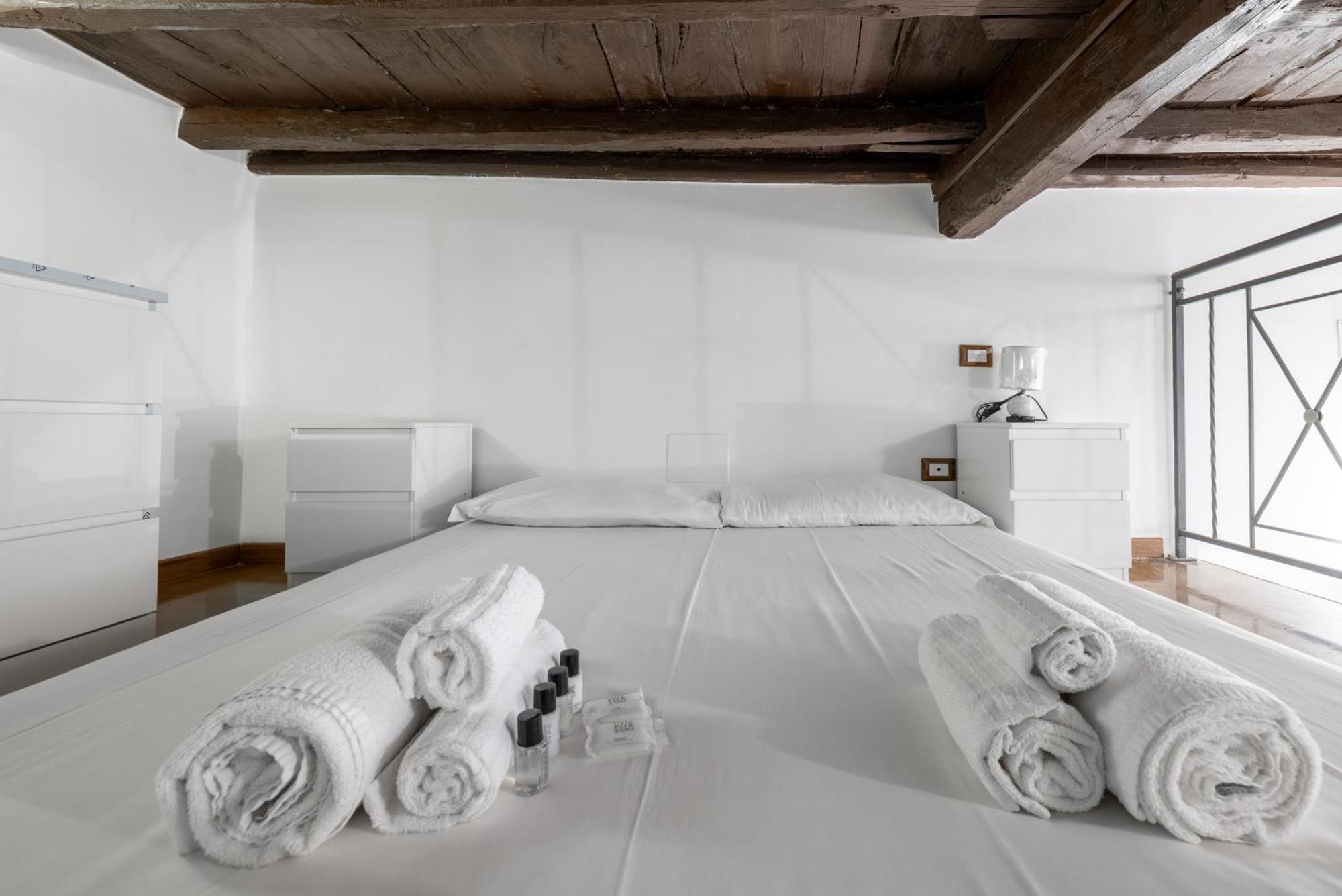 Lovely Studio Apartment - Capocci Рим Екстер'єр фото