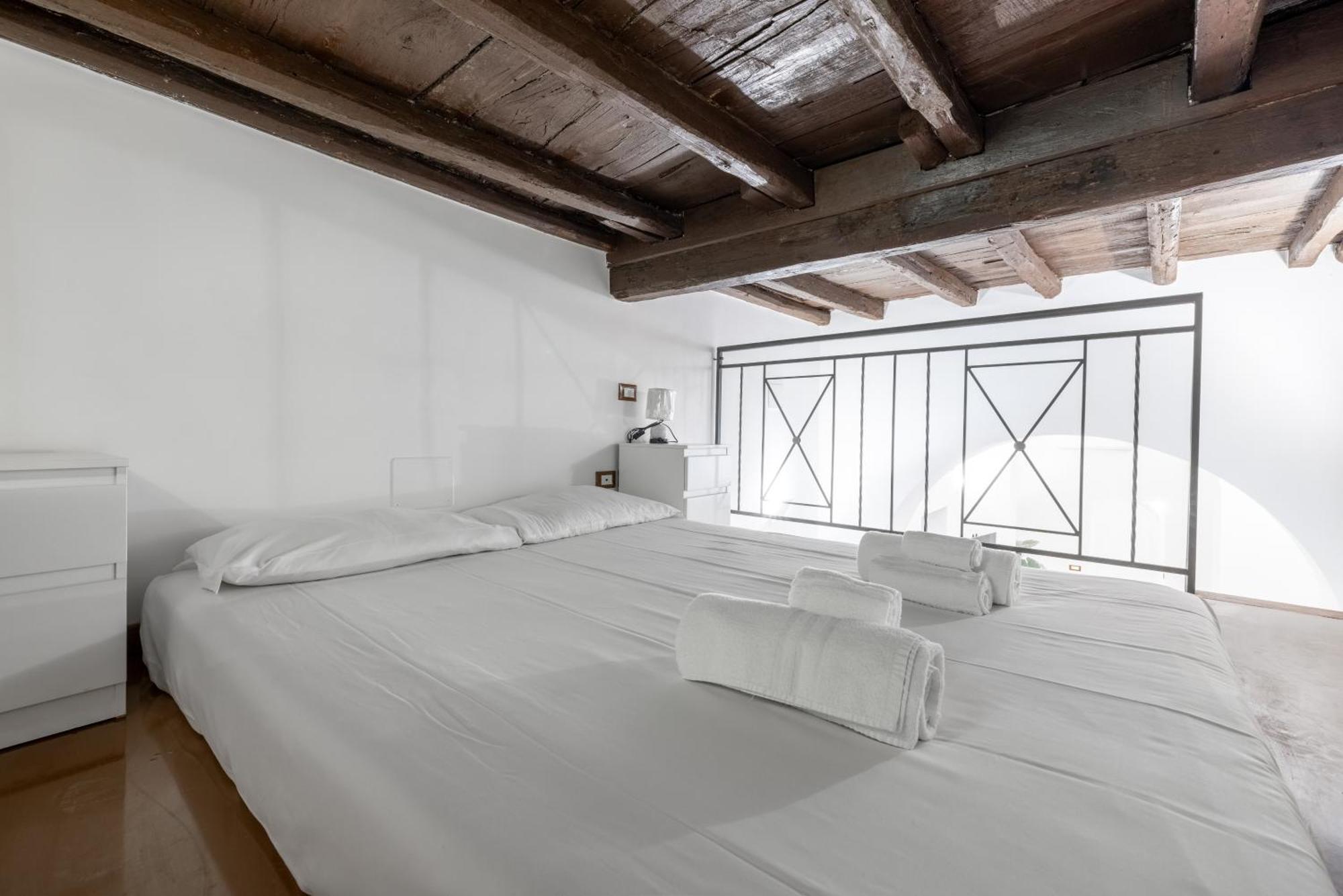 Lovely Studio Apartment - Capocci Рим Екстер'єр фото